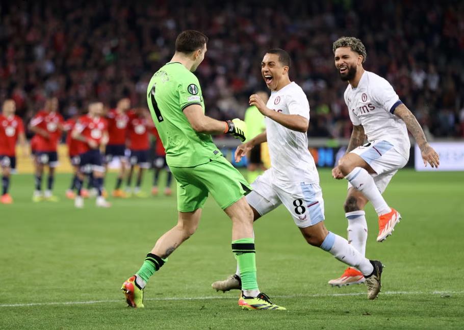 Ketika Emiliano Martinez Kembali ‘Menari’ di Depan Rakyat&nbsp;Prancis